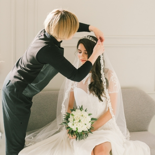 confeccionista afinando detalles del vestido para la cliente