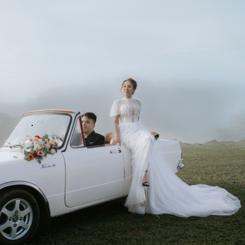 Hombre y mujer celebrando su boda en un carro