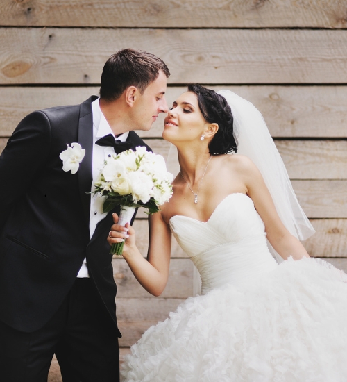 un hombre y una mujer en traje de boda